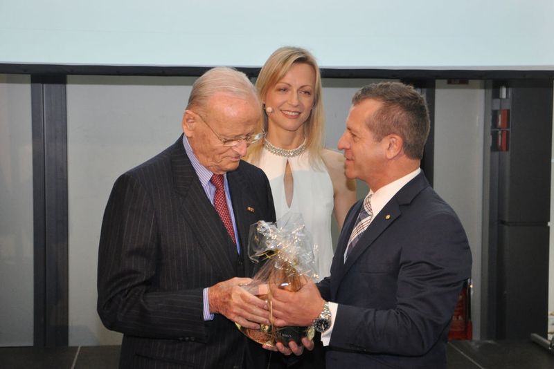 Für seine Anreise und Ansprache dankte VDS-Präsident Thomas Peckruhn dem Ehrenaufsichtsratsvorsitzenden von Skoda in Tschechien, Carl Hahn. (Grimm / »kfz-betrieb«)