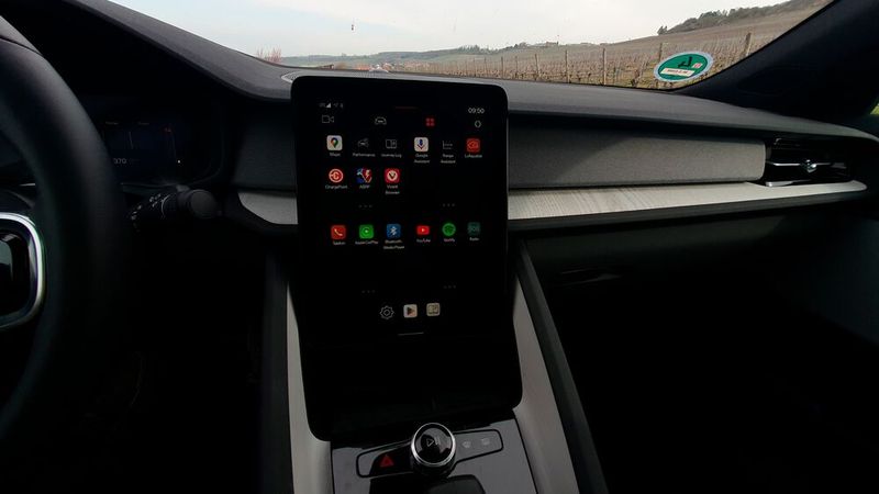 5. Die Bedienung: Die Bedienung über den 11,2 Zoll großen Touchscreen im Tabletformat gibt keine Rätsel auf. Mit wenigen Klicks kommt man immer schnell auf die gewünschte Funktion. Auch der Google-Sprachassistent funktionierte im Testwagen einwandfrei.  (Bild: Mauritz – VCG)