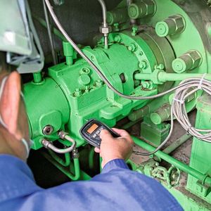 Mechanische Antriebe, Kompressoren oder Pumpen lassen sich mit dem Vibrationsschutz-Technologiemodul permanent überwachen und somit auch in Konzepte für vorbeugende Wartungsmaßnahmen integrieren.(Bild:  ©Chaimongkol - stock.adobe.com)