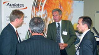 Bernd Harting (2. v. re.) erläutert die Möglichkeiten der Audatex-Software. (Foto: Dominsky)