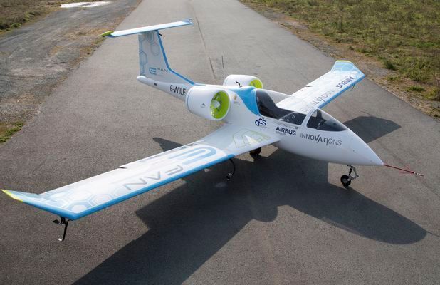 Im französischen Bordeaux absolvierte der elektrisch angetriebene E-Fan 2.0 seinen ersten öffentlichen Flug. Für Airbus ist das Trainingsflugzeug der Anfang der Elektroflugzeug-Entwicklung. (Bild: Airbus)