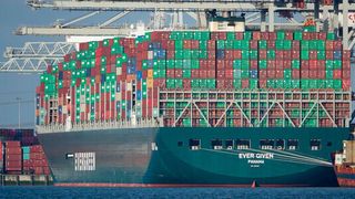 Die Ever Given zählt zu den größten Containerschiffen der Welt und blockierte tagelang den Suezkanal.  (Amezonehaven  / kees torn / CC BY-SA 2.0)