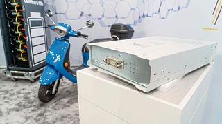 Anlässlich einer Onlinepräsentation zeigte die Harting-Technologiegruppe dieses Energiespeicherrack eines Energiespeicherschrankes zum Laden von Elektrorollerbatterien. (Harting)