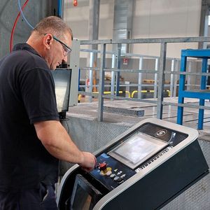Als Steuerung kommt eine Siemens PLC (ET200-SP) mit Siemens TP1200 Multi-Touchpanel der neuesten Generation zum Einsatz. Der Bediener kann sämtliche Pressenfunktionen komfortabel, zentral und sicher über das Touchpanel steuern. (Bild:  Vetimec)