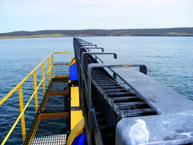 Fett- und rostfreie igus-Energiekette „E4/4“  ... über und unter Wasser im Gezeitenkraftwerk vor den schottischen Orkney-Inseln. Dafür verlieh die Jury den bronzenen „vector“ an Mike Galbraith von der Firma Fountain Design Limited in Bishop Auckland, England. (Archiv: Vogel Business Media)
