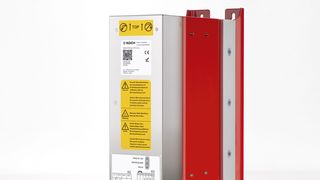 Die 24-Volt-Notstrom-Energieversorgung NEV der Michael Koch GmbH (silbern) wird direkt auf die Energiespeicherlösungen mit USV-Funktion für Drive Controller (rot) montiert und spart somit wertvollen Schaltschrankplatz. (Bild: Koch)