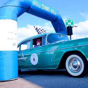 Meister-Classic Sachsen 2022: Ein Chevrolet Bel Air aus dem Jahr 1955 fährt durch den Start am Chemnitzer Marktplatz.(Bild:  Zietz/»kfz-betrieb«)