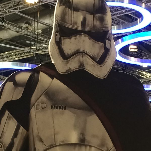 Nein, das ist keine weitere gezeigte Identität des Devices. Dieser Aufsteller gehörte auf der HPE Discover zum Stand des HPE-Zwillings HP Inc. Die Firma war unter anderem mit 3-D-Druckern vertreten und mit jeder Menge Notebooks.  (Ulrike Ostler)