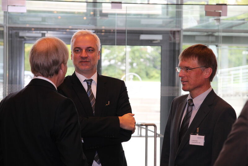 Ernst Grigat (re.) begrüßte NRW-Wirtschaftsminister Garrelt Duin (mi.). (Bild: Ernhofer/PROCESS)