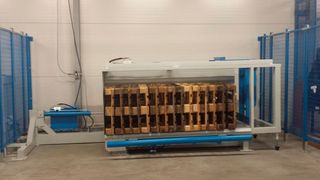 Da die In-Augenscheinnahme und das Aussortieren der kaputten Paletten nach dem Umlegen des Stapels stattfindet, reduziert sich die Gefahr, sich Finger oder Hände bei der Entnahme zu quetschen. Auch ein Herunterfallen von schlecht gestapelten Paletten – die dadurch auch zusätzlich beschädigt werden können – ist nicht mehr möglich. (Triax)