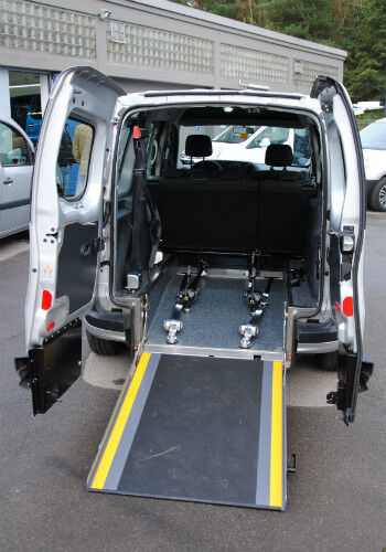Fokus Rollstuhltransport: Die Flexi-Rampe erleichtert den Einstieg, das im Innenbereich angebrachte Rollstuhl-Rückhaltesystem sorgt für Sicherheit während der Fahrt. (Foto: Baeuchle)