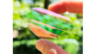 Flexible transparente Solarmodule: Neben starren transparenten Modulen entwickelt das Forschungsteam in Freiburg  auch flexible, organische PV-Module auf Folie.  (Bild: © Fraunhofer ISE)