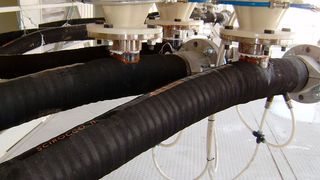 Der Scirocco II  kann zwischen vorhandenen Rohren und Aufhängungen einfach von Hand hindurch gezogen werden. (Bild: Trelleborg)