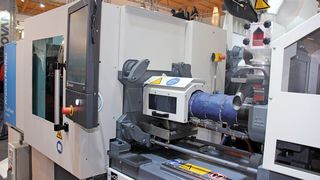 Unter dem Namen Blue-Power bündelt Krauss-Maffei seine Maßnahmen für eine verbesserte Energieeffizienz. Wärmeverluste über den Zylinder können mithilfe von Isoliermanschetten unterbunden werden.  (Bild: Haubert)