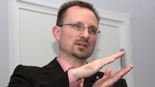 Dr. Torsten Draht von Böllhoff präsentiert schnelles Halbhohlstanznieten der 2. Generation: "Mit Rivset Gen2 lassen sich die Prozesse verschlanken und die Wertschöpfung erhöhen."  (Bild: Michel)