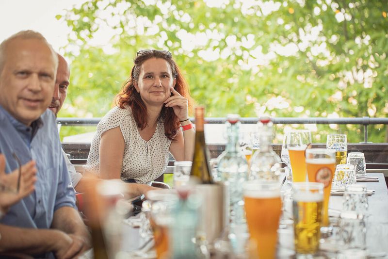 Anwenderkongress Steckverbinder 2023: Die Abendveranstaltung am Dienstag auf dem Nikolaushof mit Blick über Würzburg. (Bild: Stefan Bausewein)
