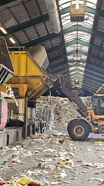 Der Weg von gebrauchten Kunststoffverpackungen aus dem Gelben Sack in hochwertige Kunststoffgranulate besteht aus vielen Schritten. (Bilder: Netter GmbH)
