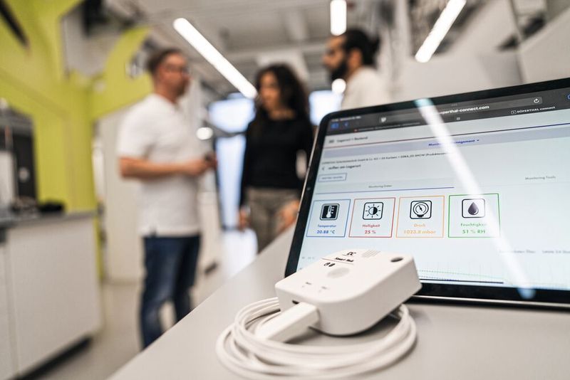 Abb.4: Die Kombination der Düperthal-connect-App mit der entsprechenden Sensorik sorgt für sicheres und nachhaltiges Arbeiten mit Lösemitteln und Proben. (Bild: DÜPERTHAL Sicherheitstechnik GmbH & Co. KG)