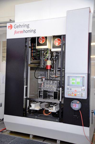 Bild 1: Die Standard-Honmaschine PT 600 kann zum Formhonen und Glätten eingerichtet werden. (Bild: Gehring)