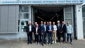 Mit einem gemeinsamen Foto endete der Besuch im Bildungszentrum der Kfz-Innung Offenbach. Die Vertretenden des Kfz-Gewerbes dankten Tarek Al-Wazir für sein Interesse an den Anliegen der Branche und den konstruktiven Dialog über die Zukunft von Mobilität, Ausbildung und Fachkräftesicherung. (Bild: Kfz-Gewerbe Hessen)