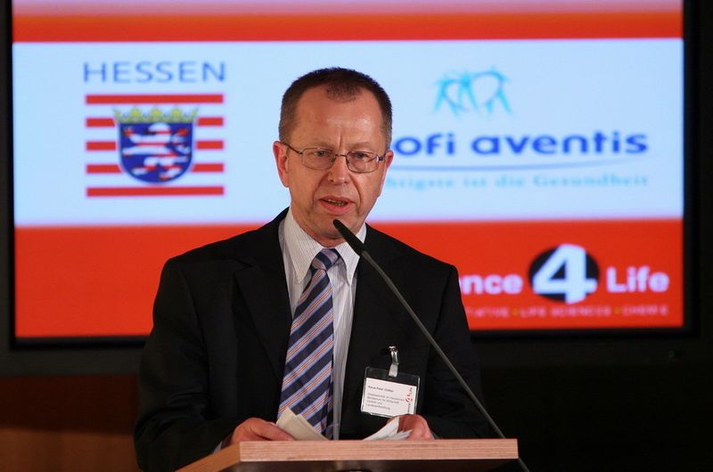 Klaus-Peter Güttler, Hessischer Wirtschaftsstaatssekretär: „Science4Life ist eine nunmehr zehnjährige Erfolgsgeschichte, weil wir die Gründer sehr wirkungsvoll bei der Umsetzung ihrer Ideen in marktfähige Produkte und beim erfolgreichen Aufbau des Unternehmens unterstützen. Die Gründer leisten einen wesentlichen Beitrag zur Gestaltung unserer Zukunft sowie der Erhaltung unseres wirtschaftlichen und sozialen Wohlstandes.“  (Bild: Science4Life)