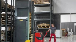 Modern signalling technology can be used to visualize fill levels in warehouses. For example, LED lights can indicate how high a stack of pallets is. (Image:Item Industrial Technology)