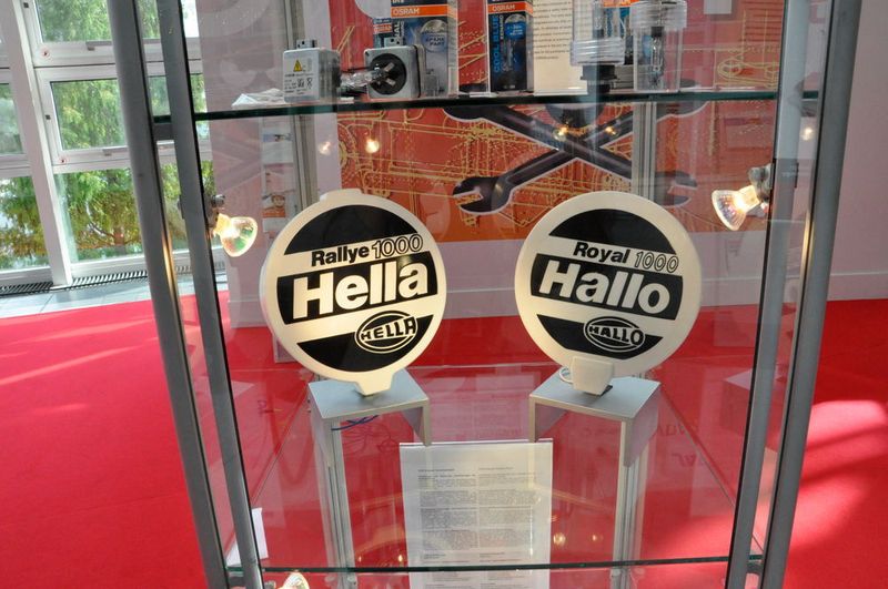 Der Verein Freier Ersatzteilemarkt (VREI) stellt einige Beispiele von Produktfälschungen seiner Mitglieder aus, zum Beispiel eine Scheinwerferkappe von Hella.  (Simon/»kfz-betrieb«)