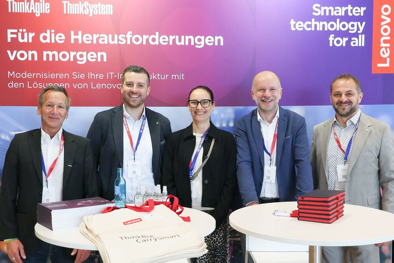 Das Lenovo-Team ist bei der TIM Conference gar nicht mehr wegzudenken: (v. l.) Toralf Spindler (Profi AG), Florian Pawletta, Barbara Stiedl, Kai Werner, Matthias Kälberer (Bild: TIM AG)