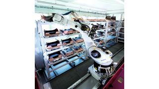 Blick in das Roboter- und Werkstückmagazin-System RS3 mit der Linear-Zusatzachse, bestehend aus dem Roboter mit Greifer und Regalblöcken für insgesamt 43 Werkstück-Paletten. (Bild: Hermle)