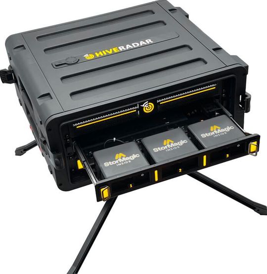 Konzepte wie das „Datacenter in a Box“ verdeutlichen den Trend zur radikalen Komprimierung. Die Intelligenz eines ganzen Serverraums wandert in kompakte, wartungsarme Gehäuse. Hier im Bild das Gerät „Hiveradar Portable Edge Data Center P-EDC“, das auf „Stormagic SvHCI“ für Virtualisierung und Speicherung aufbaut. (Bild:  Hiveradar)