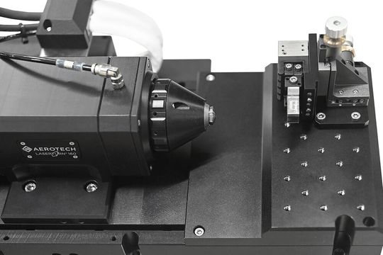 Die LaserTurn 160 Gen 2 ist ein integriertes Linear-Rotations-System für die zylindrische Laserbearbeitung in der Medizintechnik. Direkt angetriebene Achsen, automatisiertes Materialhandling und Laser-Nassschneiden sind in einer kompakten Plattform vereint.(Bild:  Aerotech)