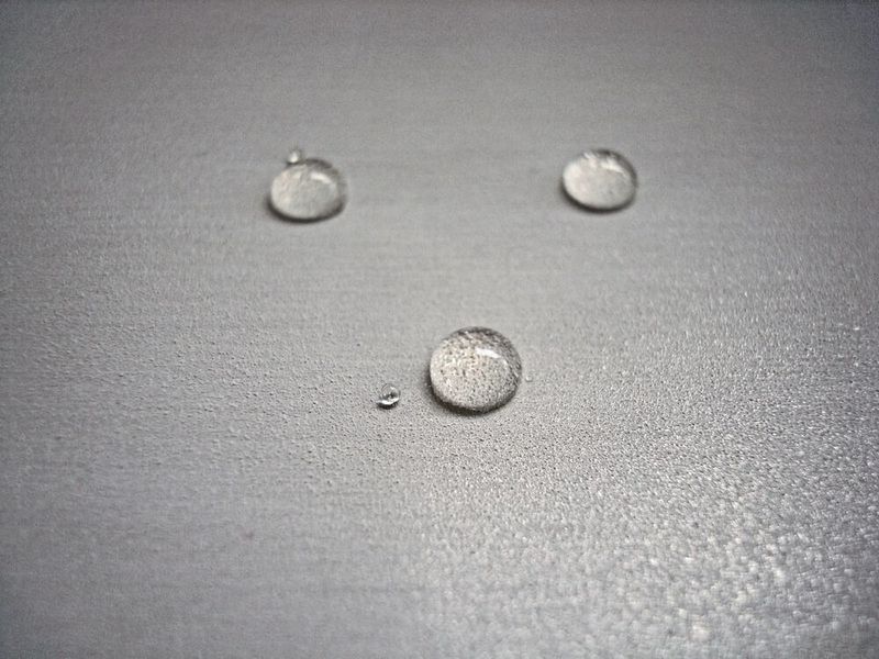 Öltropfen auf einer superhydrophoben und oleophoben Beschichtung auf Edelstahl (FEW Chemicals GmbH Wolfen)