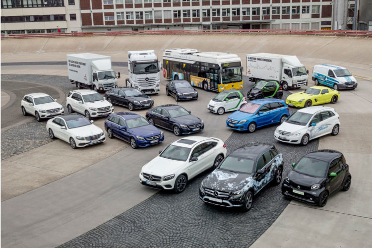 Um einen wachsenden Teil der Daimler-Flotte künftig stärker von der Verbrennungstechnik als Antriebsform unabhängig zu machen, will der Hersteller über sieben Milliarden Euro für grüne Antriebe investieren. (Daimler)