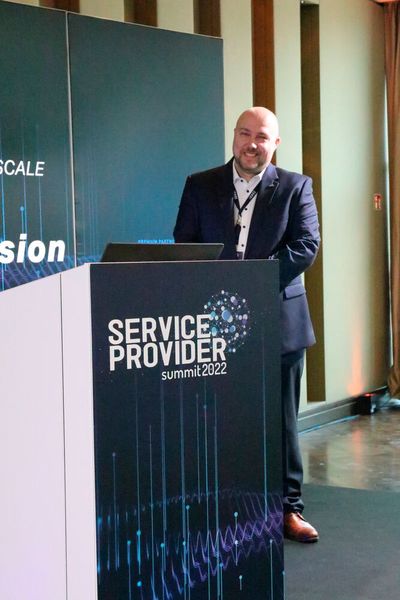 Dennis Götsch (IONOS) sprach in seinem Elevator Pitch über die europäischen Cloud-Alternativen. (Bild: Vogel IT-Medien GmbH)