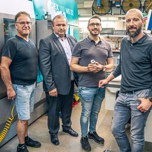 Zufriedene Gesichter v. l. n. r.: Emil Hugentobler (Maschineneinrichter W. E. Schultz), Andreas Mollet (Gebietsverkaufsleiter Schweiz von Mapal), Patrick di Cataldo (Technischer Berater Mapal) und  Alexander Jaksch (stellvertretender Leiter Dreherei W. E. Schultz).(Bild:  Vollrath)