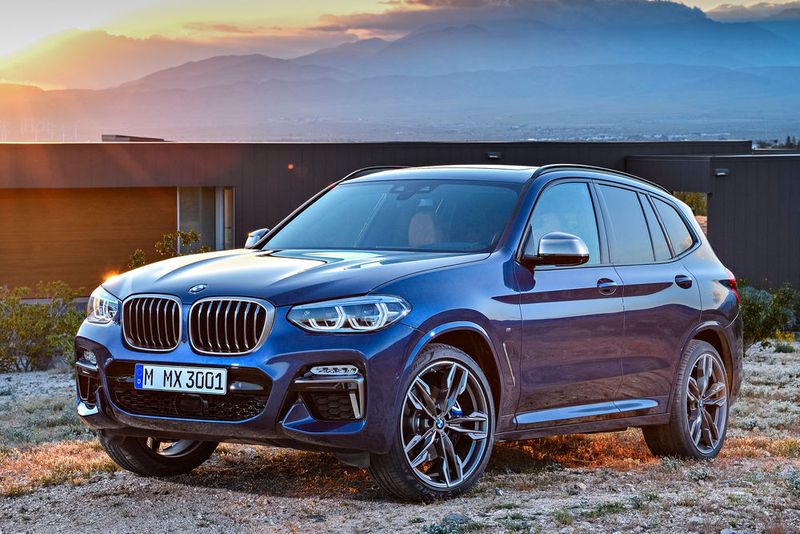 Die Designer haben äußerlich nur wenig verändert: eine größere Niere, neue Scheinwerfer, größere Felgen. (BMW)