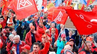 Der Freitag war in einigen deutschen Städten geprägt von Demonstrationen. Auf der Straße forderten Arbeitnehmer eine Deckelung des Strompreises für energieintensive Unternehmen. Käme das nicht, drohten Jobverluste und noch mehr ... (Bild: IG Metall)