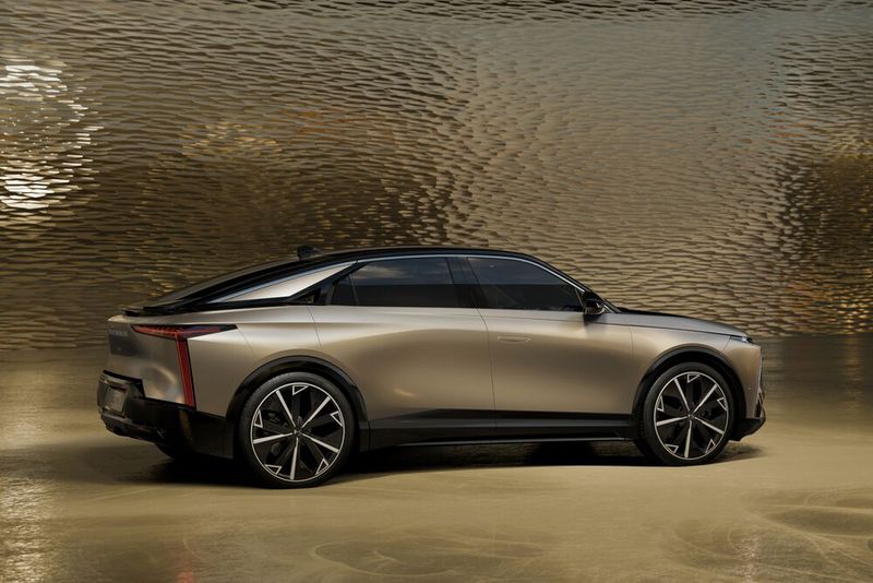 Mit 1,58 Meter Höhe ist der DS No8 ein paar Zentimeter flacher als ein SUV, aber doch höher als eine klassische Limousine. (Bild: DS Automobiles)