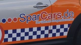 Auffällige Preisschilder erleichtern die Orientierung auf dem Gebrauchtwagenplatz. (Foto: Mauritz)