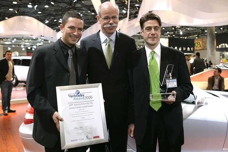 2006: Im April gewinnt das Smart-Center Saarbrücken den Vertriebs Award von »kfz-betrieb«. Daimler-Boss Dieter Zetsche gratuliert persönlich! (Foto: Daimler)