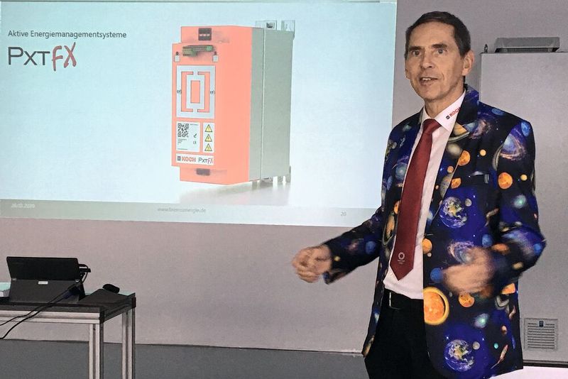 Ist es Rocket Science? Michael Koch enthüllt stolz seine neue Produktreihe: eine Gerätefamilie für das aktive Energiemanagement elektrischer Antriebe. (Bild: Stefanie Michel)