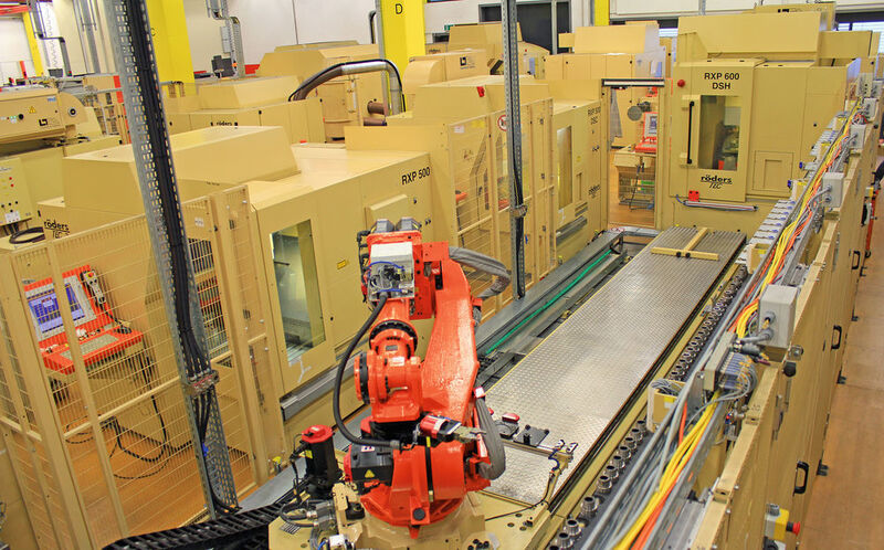 Die von Röders gelieferte, komplett automatisierte Fertigungsinsel besteht aus drei Röders-Bearbeitungszentren, einer Waschmaschine, einem Koordinatenmessgerät sowie mehreren Magazinen für Werkzeuge beziehungsweise Werkstückpaletten. Die Verknüpfung erfolgt durch einen Roboter auf einer Linearachse. (Klaus Vollrath)