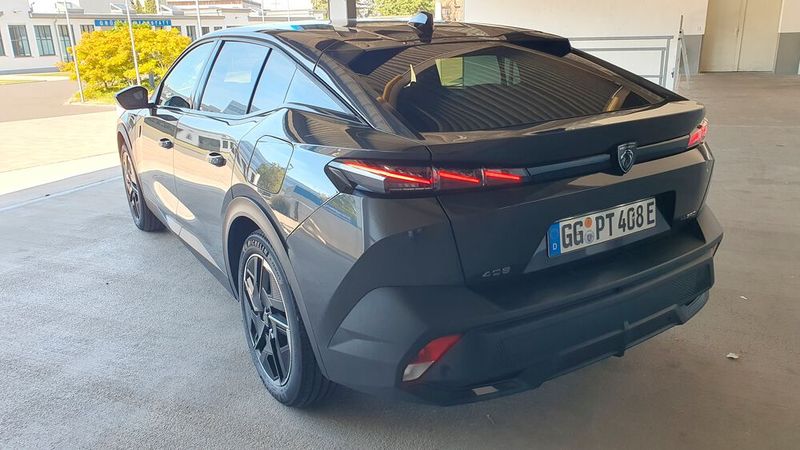 4. Das Heck: Von hinten fällt zunächst die große Kunststofffläche auf, die massiv wirkt und nicht unbedingt ästhetisch ansprechend ist. Eine lackierte Variante gibt es übrigens nicht. Dank der Farbe unseres Testwagens fällt sie gar nicht so sehr auf; bei einer kontrastreicheren Farbe wirkt das Element aber doch schon arg rustikal. Erfahrungsgemäß ist diese Kunststofffläche zudem extrem anfällig für unschöne Wasserflecken. (Bild: Schreiner – VCG)