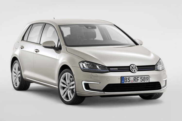 Für Interessenten mit dem Wunsch nach mehr Unabhängigkeit, als bei der reinen Elektrovariante, bieten die Wolfsburger ab Mitte nächsten Jahres eine Plug-in-Hybridversion des Golf. (Foto: VW)