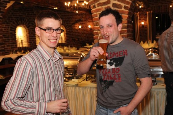 Der neue Field-Technical Support Ingineer bei Watchguard, Jonas Spieckermann (links), beim Anstoßen mit Dennis Riedel von IT-On.net. (Press'n'Relations)