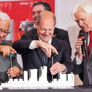 Bei Beckhoff Automation konnten Scholz und Costa selbst Hand anlegen. (Bild:  Beckhoff)