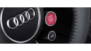 Audi hat seine Speerspitze, den R8, überarbeitet. Der Hochleistungssportwagen eignet sich aber für beide Welten: die Rennstrecke und die Straße. (Foto: Audi)