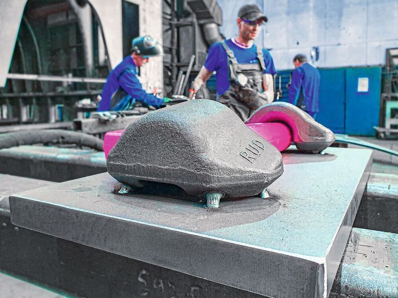 Sicherheit geht vor: In den Bildern sind Schweiß- und Heftprozesse der sogenannten Anschlagmittel (Kranösen bzw. „Ringböcke“) zu sehen. IAA verfügt über die entsprechenden Zulassungen für Anschlagmittel und die damit zusammenhängenden Schweißprozesse. (Bild: Johann Kellerer)