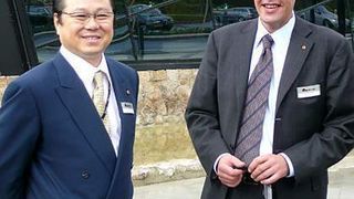 Ab 23. Oktober erwarten Toshio Takagi, Senior Managing Director und Frank Mörchel, Geschäftsführer der Amada GmbH rund 1300 Besucher aus ganz Europa zur offiziellen Eröffnung des Solution Centers. Bilder: Kuhn (Archiv: Vogel Business Media)