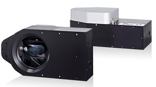 Das ist der II-50 von Raylase. Er ist mit seinen Spiegeln für 50 Millimeter Strahlgröße in der Lage, einen kleinen Laserspotdurchmesser auch in großen Prozessfeldern zu erzeugen. Das bringt etwa saubere, gerade Schnittkanten bei Elektrodenfolien – ohne Abbrand.  (Raylase)